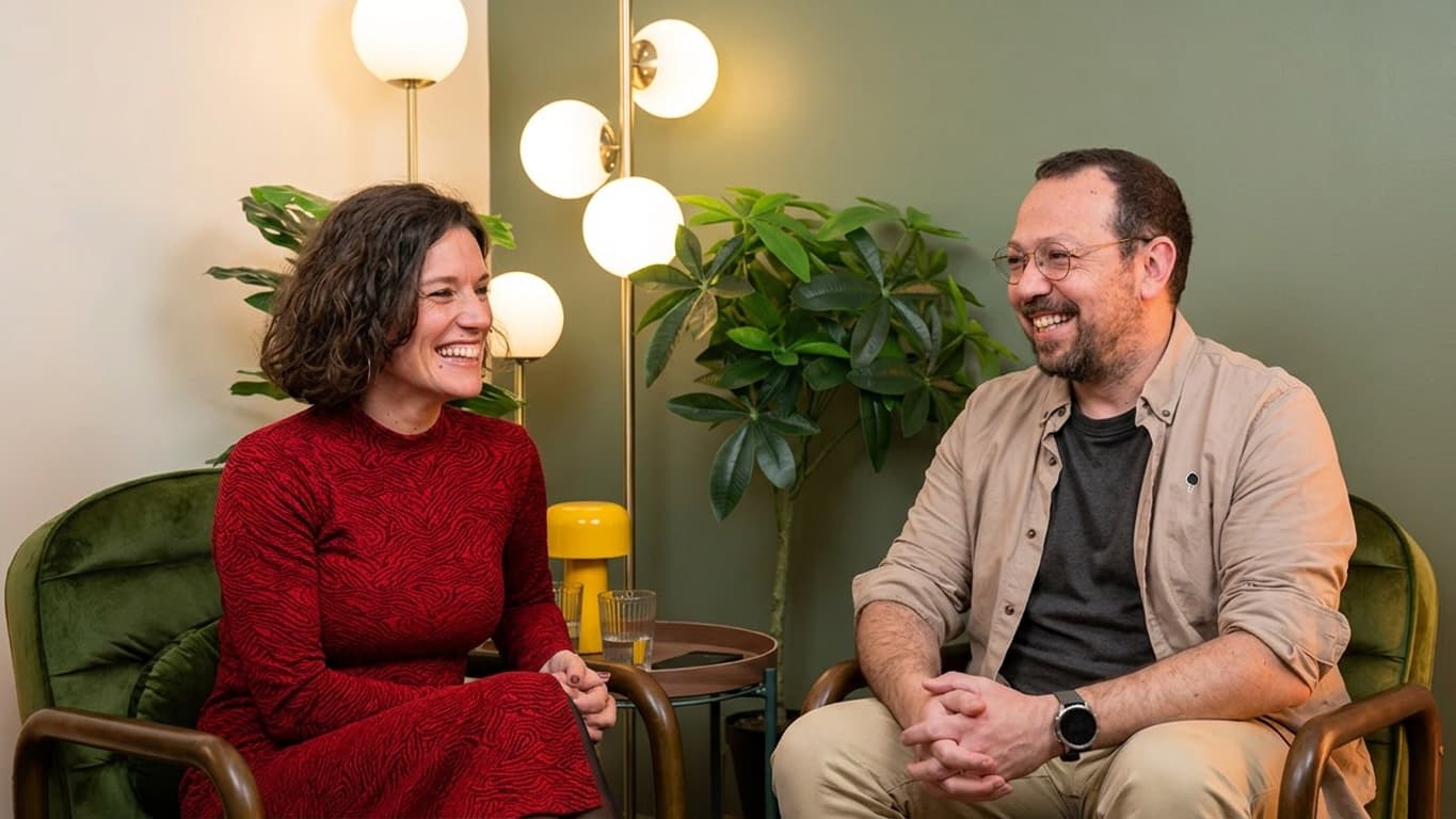 Jérémy Guillaume enregistre un épisode du podcast Origine avec une invitée